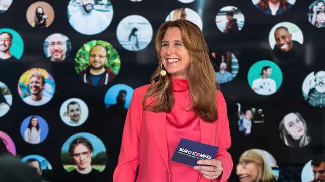 Vrouw geeft presentatie over feedback geven op het werk met portretfoto's op achtergrond