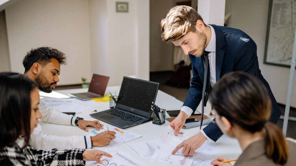 Leidinggevende die verzuim terugdringen bespreekt met het team
