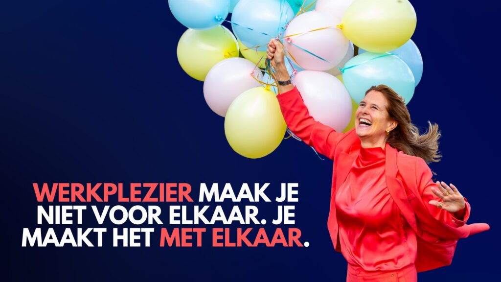 Anouk Starrenburg met ballonnen en de tekst werkplezier maak je met elkaar, over de leidinggevende op de teamdag